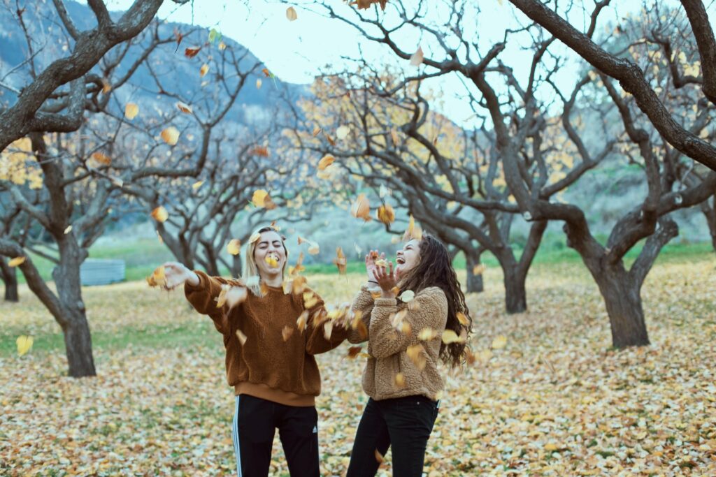 noemi macavei katocz RMxmvxz9tHQ unsplash 1 colleagues doing an in-person fall team building activity